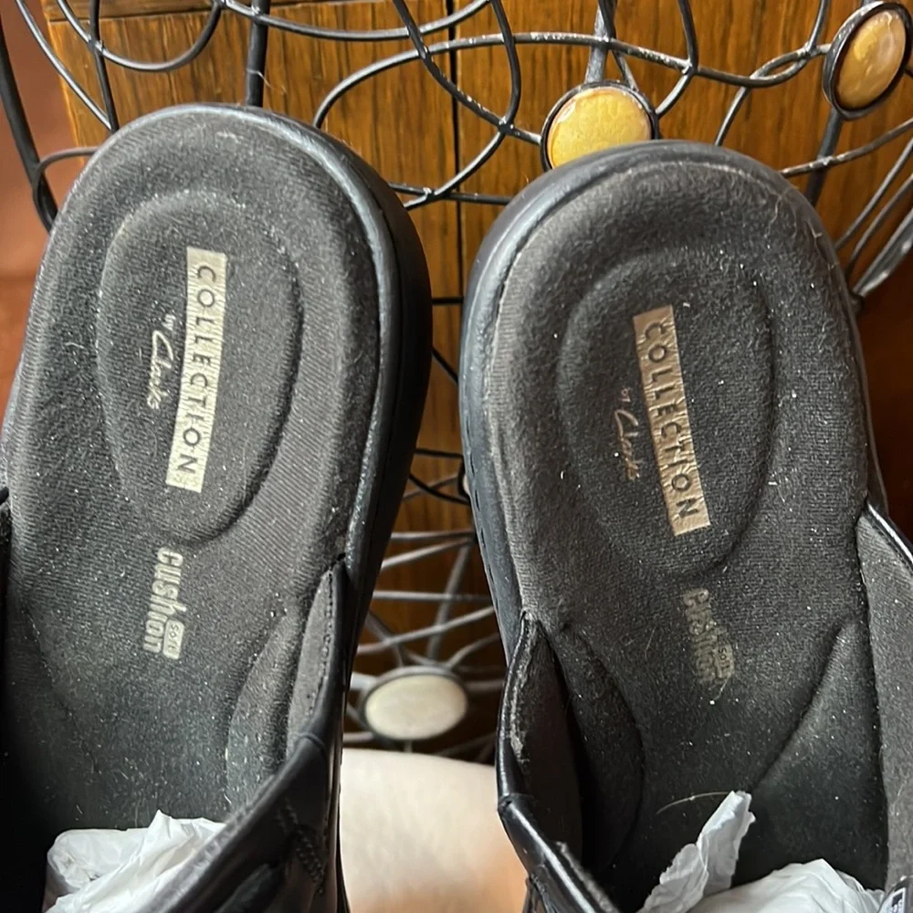 CLARKS BLACK LEATHER CLOGS - Picture 5 of 9